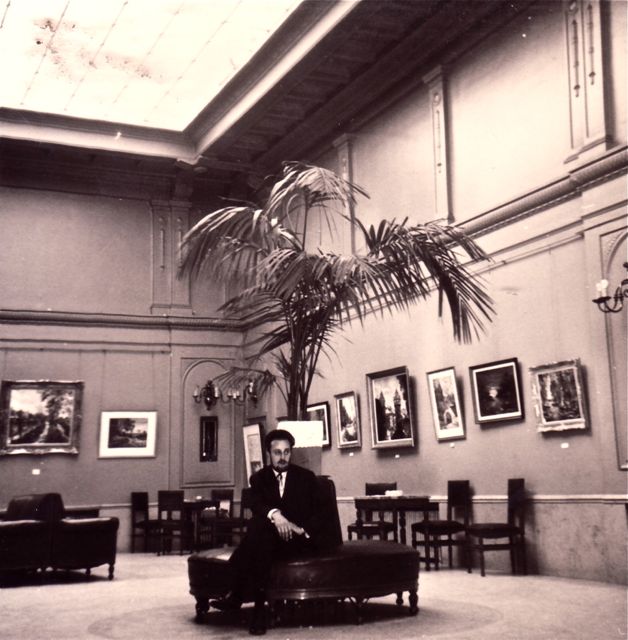 De ruim bekende schilder Jef Vantronpont was een graag geziene gast in het museum. Hij had tenslotte alle muren van een laag voorzien.